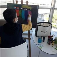 Mersin Şehir Hastanesinde tedavi gören çocuklarımız  resim yaparak ve boyama yaparak mutlu oluyorlar.